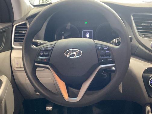 Dazzling White 2018 Hyundai TUCSON SE