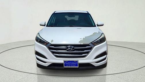 Dazzling White 2018 Hyundai TUCSON SE