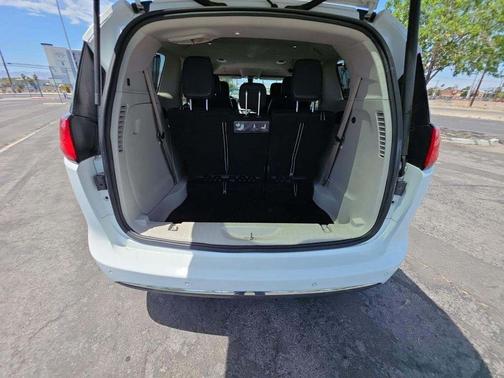 Bright White Clearcoat 2020 Chrysler Pacifica Touring-L