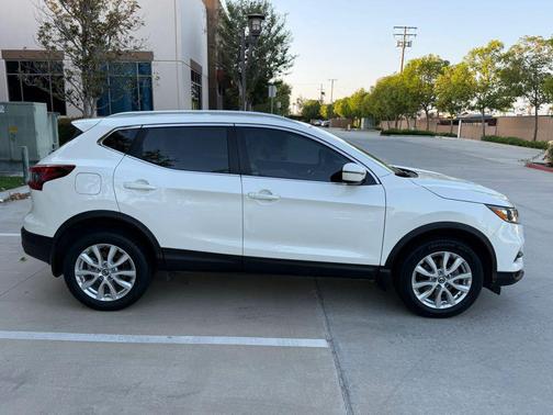 Pearl White Tricoat 2020 Nissan Rogue Sport SV