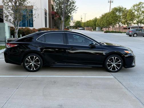 Midnight Black Metallic 2020 Toyota Camry SE