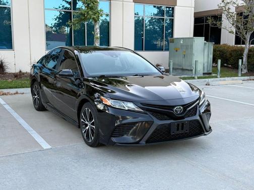 Midnight Black Metallic 2020 Toyota Camry SE