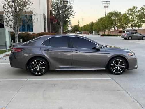 Brown 2018 Toyota Camry SE