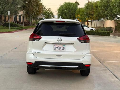 White 2019 Nissan Rogue SV