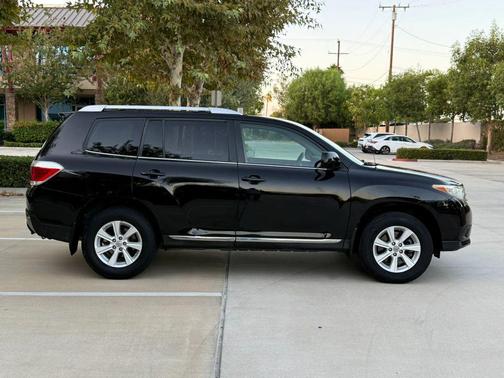 Black 2011 Toyota Highlander SE