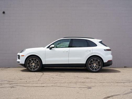 Carrara White Metallic 2026 Porsche Cayenne Cayenne