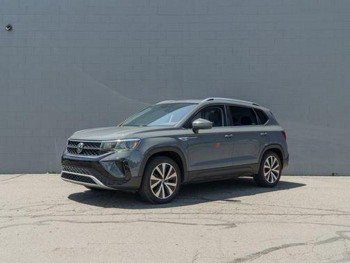 Platinum Gray Metallic 2023 Volkswagen Taos 1.5T SE