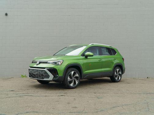 Bright Moss Green Metallic 2026 Volkswagen Taos SE