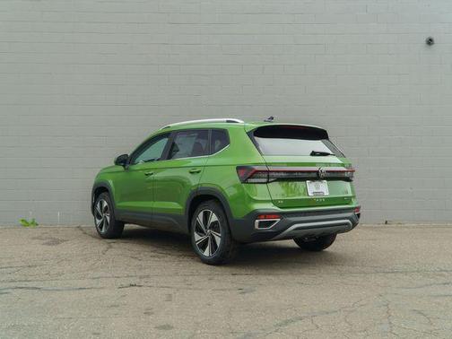 Bright Moss Green Metallic 2026 Volkswagen Taos SE