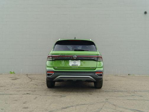 Bright Moss Green Metallic 2026 Volkswagen Taos SE