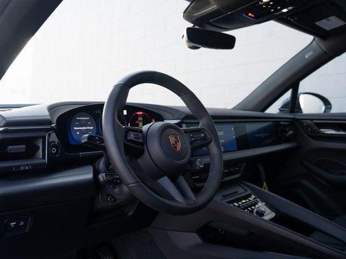 2026 Porsche Macan 4