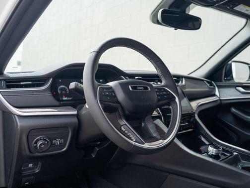 Bright White Clearcoat 2024 Jeep Grand Cherokee Limited