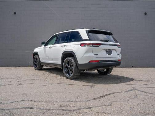 Bright White Clearcoat 2024 Jeep Grand Cherokee Limited