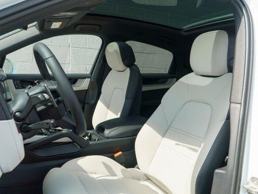 Carrara White Metallic 2026 Porsche Cayenne Cayenne
