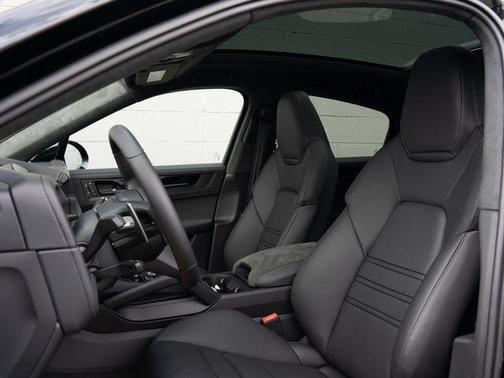Chromite Black Metallic 2026 Porsche Cayenne GTS