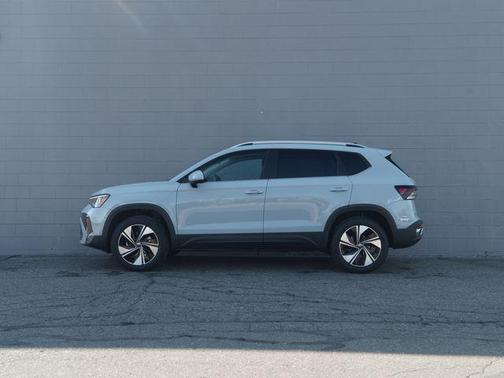 Monument Gray 2026 Volkswagen Taos SE