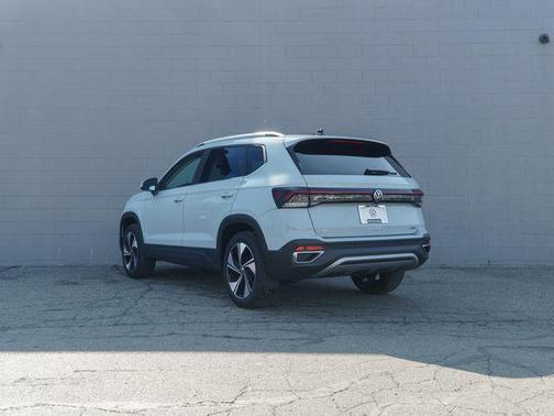 Monument Gray 2026 Volkswagen Taos SE