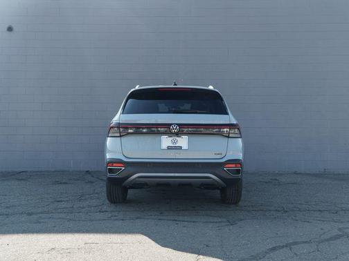 Monument Gray 2026 Volkswagen Taos SE