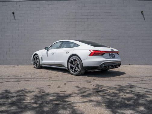 Suzuka Gray Metallic 2023 Audi e-tron GT Premium Plus quattro