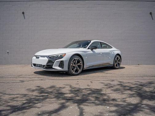 Suzuka Gray Metallic 2023 Audi e-tron GT Premium Plus quattro
