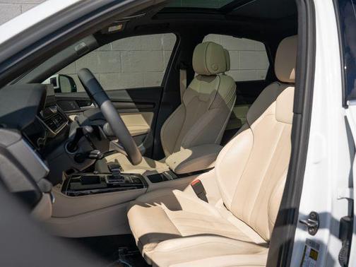 Glacier White Metallic 2023 Audi Q5 45 S line Prestige