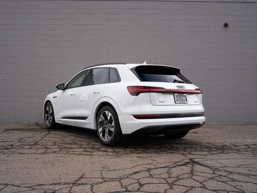 Glacier White Metallic 2022 Audi e-tron Premium
