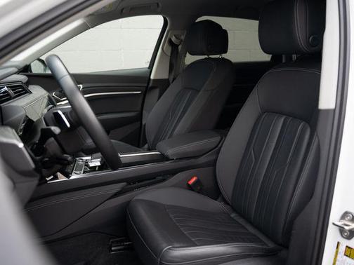 Glacier White Metallic 2022 Audi e-tron Premium