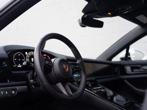 2025 Porsche Panamera 4