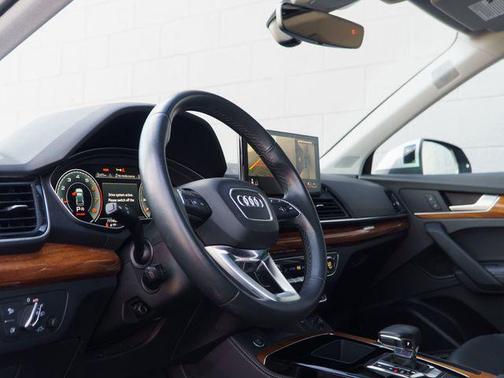 Florett Silver Metallic 2023 Audi Q5 40 Premium Plus