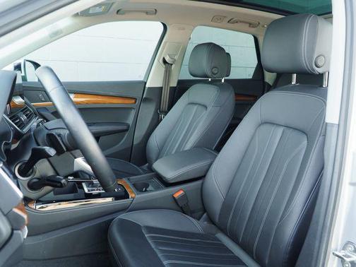 Florett Silver Metallic 2023 Audi Q5 40 Premium Plus