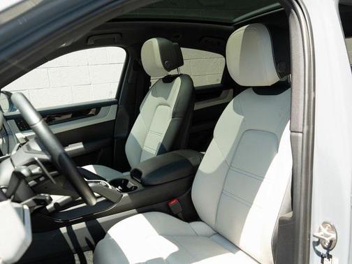 2024 Porsche Cayenne Base (Tiptronic)