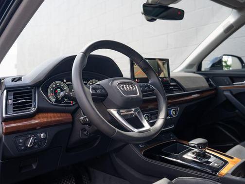 Mythos Black Metallic 2023 Audi Q5 45 S line Prestige
