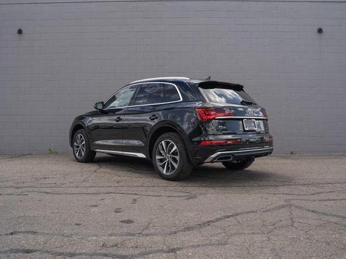 Mythos Black Metallic 2023 Audi Q5 45 S line Prestige