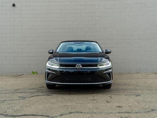 Deep Black Pearl 2026 Volkswagen Jetta 1.4T SE