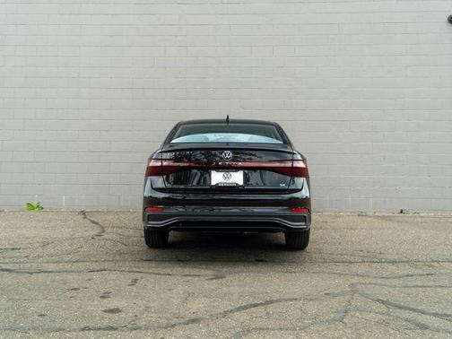 Deep Black Pearl 2026 Volkswagen Jetta 1.4T SE