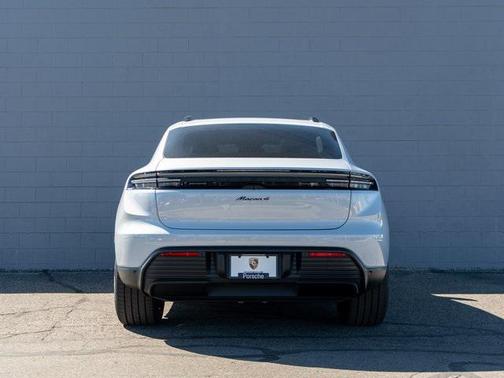 2025 Porsche Macan 4