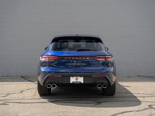 Gentian Blue Metallic 2026 Porsche Macan Macan