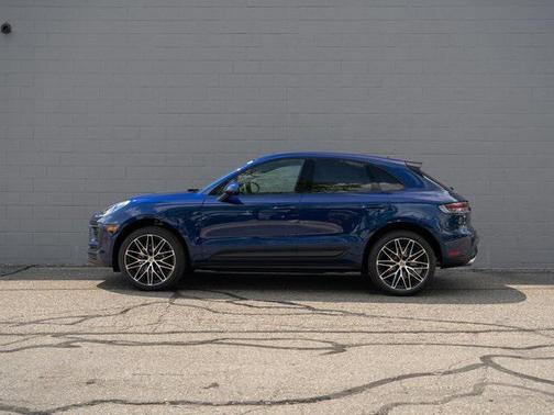 Gentian Blue Metallic 2026 Porsche Macan Macan