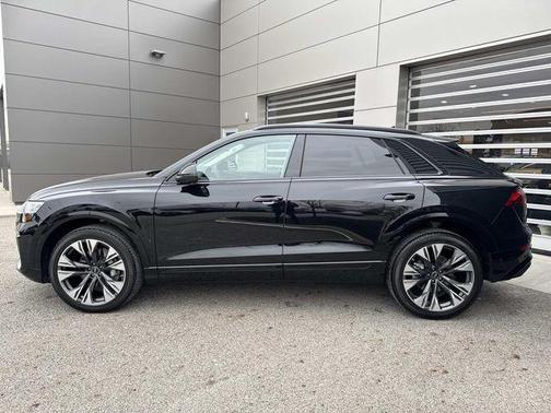 Mythos Black Metallic 2025 Audi Q8 55 Premium Plus