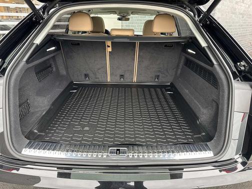 Mythos Black Metallic 2025 Audi Q8 55 Premium Plus