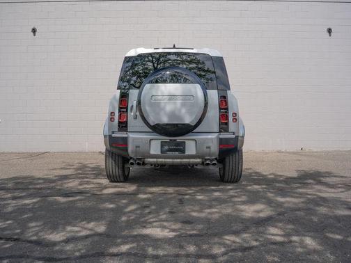 Hakuba Silver Metallic 2024 Land Rover Defender 110 P500 SE