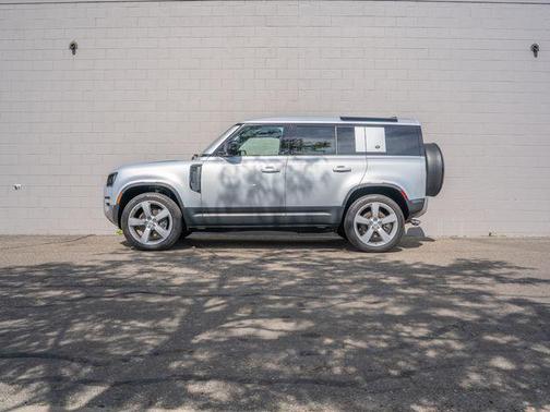 Hakuba Silver Metallic 2024 Land Rover Defender 110 P500 SE