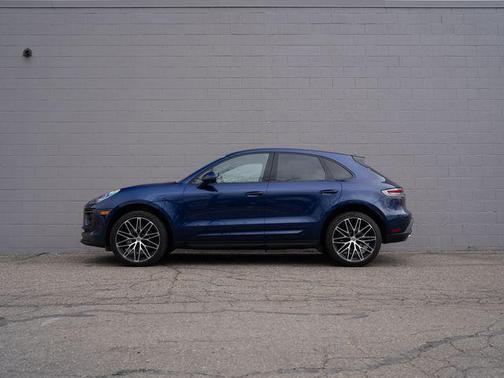 Gentian Blue Metallic 2026 Porsche Macan Macan