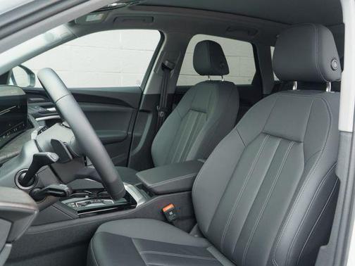 Glacier White Metallic 2025 Audi Q5 Premium Plus TFSI quattro S tronic