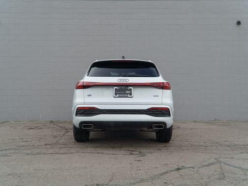 Glacier White Metallic 2025 Audi Q5 Premium Plus TFSI quattro S tronic