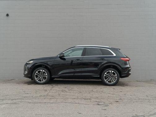 Mythos Black Metallic 2025 Audi Q5 Premium Plus TFSI quattro S tronic