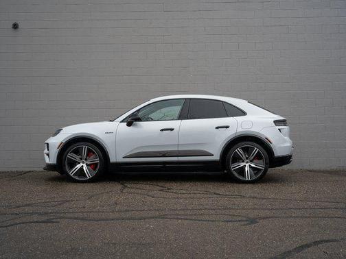 2025 Porsche Macan Turbo