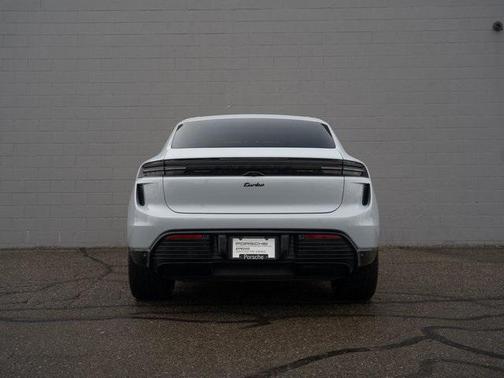 2025 Porsche Macan Turbo