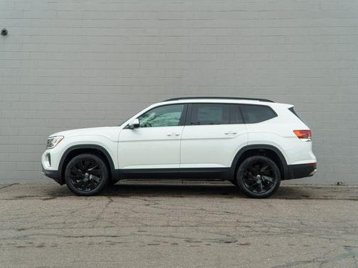 White 2026 Volkswagen Atlas 2.0T SE w/Technology 4MOTION