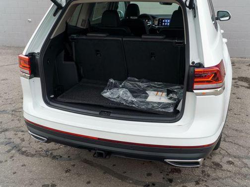 White 2026 Volkswagen Atlas 2.0T SE w/Technology 4MOTION